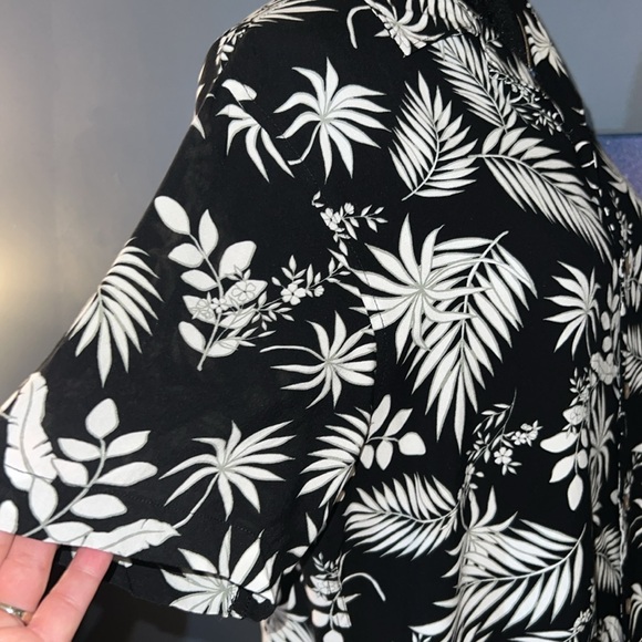 C&C California Size M Floral Button Down - Picture 5 of 12